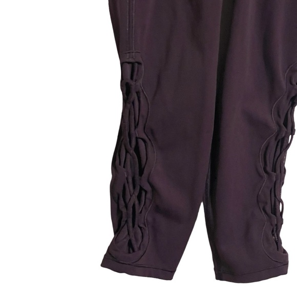 Lululemon tied to it 7/8 tight 25’ black cherry Women's Purple Leggings size 4 - Picture 3 of 8